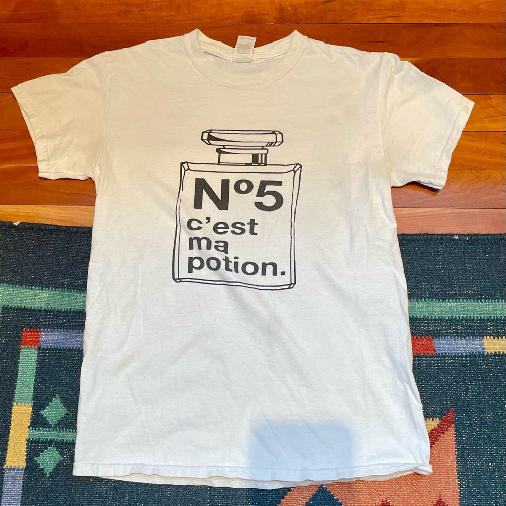 Small Chanel No5 “c’est ma potion.” T-Shirt